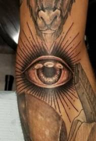 Øyetatovering, guttearm, svartgrått øye tatoveringsbilde