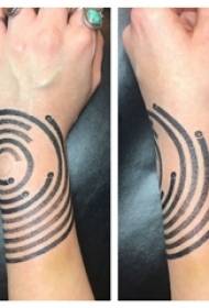 Геометријска девојка за руку са тетоважом на једноставној линијској геометријској слици тетоваже
