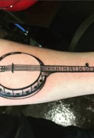 Dječak na ciganskoj gitari tetovaža na slici crne gitare