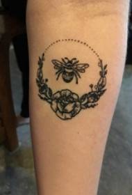 Ruka tetovaža materijala djevojka cvijet i pčela tetovaža slika