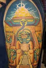 Arm des alten ägyptischen Tätowierungsjungen altes ägyptisches Tätowierungsbild