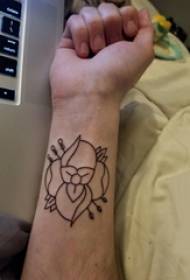 Line tatuointi kuva miesopiskelija käsivarsi mustalla kukka tatuointi kuvaa