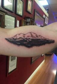 Kalnu virsotnes tetovējums vīriešu skolas roka uz melna kalnu tetovējuma attēla