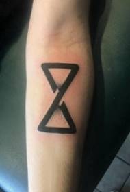 Geometrický prvek tetování muž student paže na černé geometrické přesýpací hodiny tetování obrázek