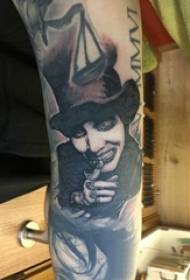 Klouno tatuiruotės paveikslas, kuriame vaizduojama klouno tatuiruotė ant merginos rankos