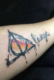 Tatuaż trójkąty ramiona męskich studentów na obrazie tatuażu trójkąta