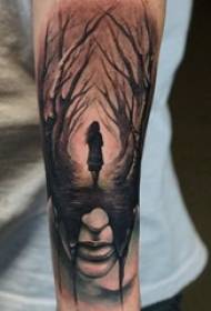 Medžio tatuiruotė, vyriškas personažas, portretas ant rankos, tatuiruotės paveikslas