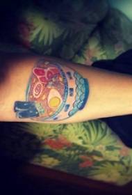 Le bras de la fille de tatouage de nourriture peint l'image de tatouage de nourriture