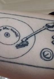 Geometrinen elementti tatuointi miesopiskelija käsivarsi mustan levy-soittimen tatuointi kuvaa