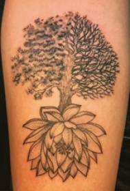 Foto de tatuaje de planta, brazo de niño, gran árbol y tatuaje de loto