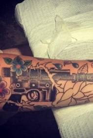 Tatuaj pistol, braț masculin, model tatuaj armă