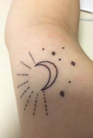 Tattoo mjesec djevojka slika djevojka ruku na crnom mjesecu tetovaža sliku