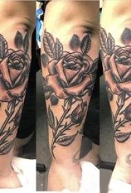 Braç de la noia del tatuatge de la rosa a la imatge del tatuatge de flors
