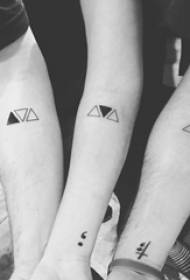 Brazo material de tatuaje novias brazo en triángulo negro tatuaje foto