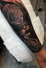 Retrato de carácter tatuaje de carácter masculino en brazo retrato de tatuaje de flores
