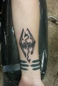 Летечка слика за тетоважа со змеј, девојка што лета црна змеј, тетоважа на слика