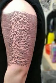 Βουνό τατουάζ, τα χέρια του αγοριού, τέντωμα βουνών, εικόνες τατουάζ
