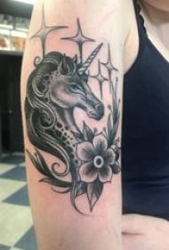 Oulike eenhoring tatoeëerpatroon meisie eenhoorn tatoeëermerk op arm