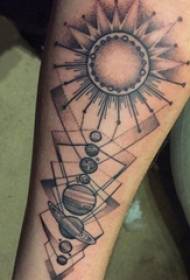 Braț material tatuaj, braț masculin, geometrie și imagine de tatuaj planetar