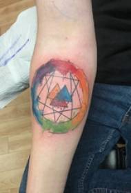 Geometrinis elementas tatuiruotės merginos figūra ant trikampio ir apvalios tatuiruotės paveikslėlio