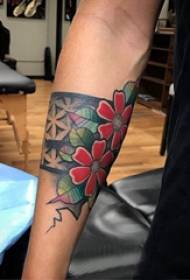 Боја тетоважа, рака на момчето, обоени цвеќиња, слика за тетоважа