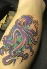 Maľované tetovanie, farebný obrázok z chobotnice na chlapcove ramene