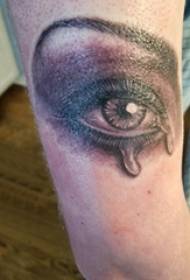 Tatuaje de brazo brazo de rapaz en tatuaxe de ollos negros