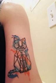 ہندسی جانوروں کی ٹیٹو لڑکی کے بازو پر رنگین ٹیٹو