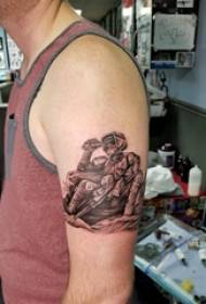 Studente del fumetto del modello del tatuaggio del fumetto con il tatuaggio sul braccio