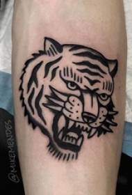 Modeli i tatuazhit të tigrit të kokës mashkull tigër mbi tigrin e zi kokën e tatuazhit
