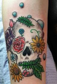 Rankos tatuiruotės paveikslėlio mergaitės gėlė ant rankos ir kaukolės tatuiruotės nuotrauka