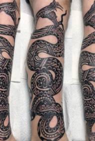 Baile zwierzęcy tatuaż męskiego ramienia studenckiego na obrazie tatuażu czarnego węża