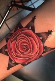 Literārs ziedu tetovējums, meitenes roka, Eiropas un Amerikas rožu tetovējuma attēli