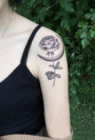 Tetovējums mazā rožu meitenes roze roza mazu svaigu tetovējuma attēlu