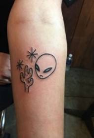 Мінімалісцкія татуіроўкі мужчынскай рукі на раслінах і фатаграфіі іншапланетных татуіровак