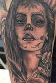 Tattoo Portret karakteristik tatuazh krahu student mashkull mbi trëndafil dhe portreti personazhi foto tatuazh