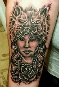 Djevojka lik tetovaža uzorak dječak ruku na vuk tetovaža sliku