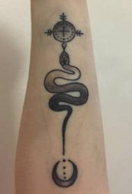 Tattoo ງູມານເດັກຍິງຂອງແຂນໃສ່ຮູບ tattoo ງູສີດໍາ
