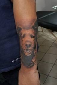 Рука вучня татуіроўкі Бейл на малюнку татуіроўкі чорнага мядзведзя