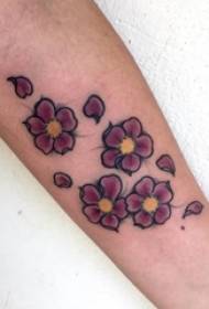 Tetovējuma rokas meitenes uz rokas krāsainas ķiršu ziedu tetovējuma bilde
