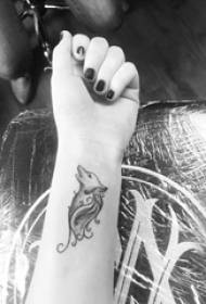 Riešo tatuiruotė ant mergaitės lapės tatuiruotės paveikslo ant mergaitės rankos