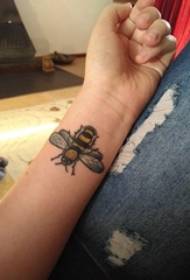 Pequeño tatuaje de abeja femenino pequeño tatuaje de abeja lindo patrón en el brazo