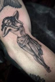 Crno siva realistična tetovaža muški lik na crno sivoj lik portret tetovaža sliku