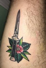 Tatuaje de daga europeo e americano, brazo masculino, tatuaxe de flores