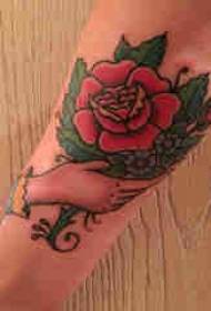 Literārs ziedu tetovējums, meitenes roka, ziedu tetovējuma attēls