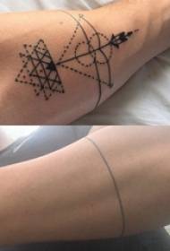 Sinasaklaw ng tattoo ang male geometrical tattoo na larawan sa itim na braso