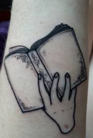 Геометриски елемент тетоважа девојка рака на рака и книга книга тетоважа
