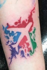 Lėktuvo tatuiruotės merginos ranka ant spalvoto lėktuvo tatuiruotės paveikslo