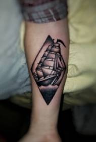 Kol dövme resim eşkenar dörtgen ve yelkenli dövme resim üzerinde çocuğun kolu