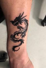 Tabloya wêneyê kurik li ser wêneya tattooê ya dragon reş